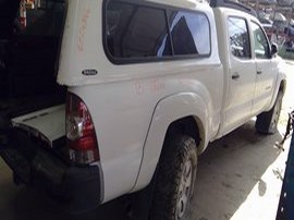 2013 TOYOTA TACOMA WHITE SR5 CREW CAB 4.0 AT 4WD.  Z24846